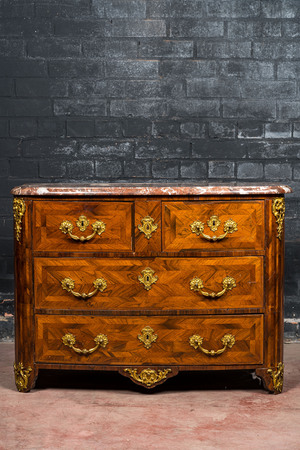 Een Franse mahoniehoutengefineerde commode met verguld bronzen monturen en marmeren blad, 18e eeuw