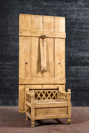 An Irish wooden settle chair, 19th C.