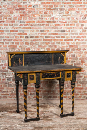 Bureau de style troubadour en bois polychrome et doré, 19ème