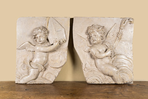 Deux reliefs en bois patiné avec des putti portant des attributs de cardinaux, France, 17/18ème