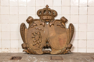 A gilt cast iron armorial wall plaque, 20th C.