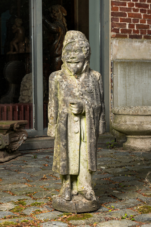 Een stenen sculptuur van een gewonde soldaat, begin 20e eeuw