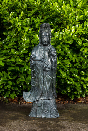 Een grote Chinese zwart-groene Nanyang jade sculptuur van Guanyin, 20e eeuw