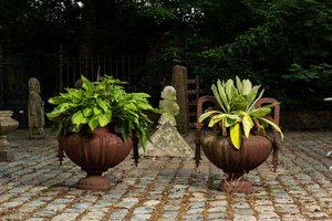 Paire de vases de jardin en fonte, 20ème