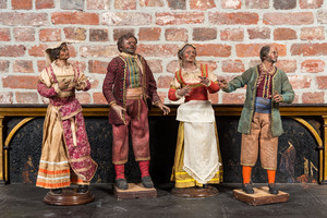 Twee paar Italiaanse polychrome houten en terracotta figuren in traditionele klederdracht, Napoli, 19e eeuw