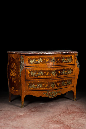 Une commode en marqueterie de style Louis XV aux montures en bronze avec le dessus en marbre, 19ème