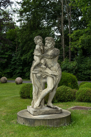 Grand groupe d'extérieur en pierre calcaire sculptée figurant Pan et Eros, 19/20ème