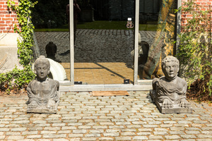 A pair of Retour d'Egypte-style stone models of Antonius and Cleopatra in shape of sphinxes, 19/20th C.