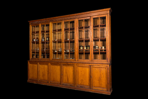 Een grote pitch pine bibliotheekkast, 20e eeuw