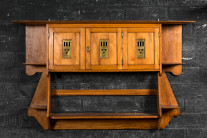 Etagère murale de style 'Arts & Crafts' en bois dans le goût de Charles Rennie Mackintosh (1868-1928), 1ère moitié du 20ème