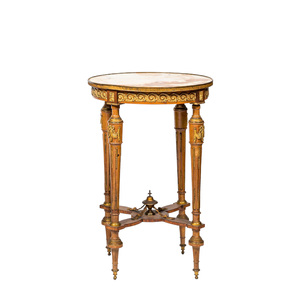 Een Franse ronde houten neoclassicistische bijzettafel met verguld bronzen monturen, ca. 1900