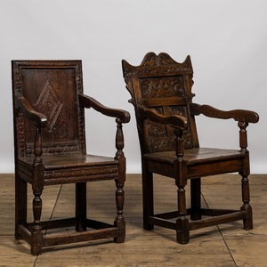 Twee gesculpteerde eiken armstoelen, wellicht Engeland, 17e eeuw of later