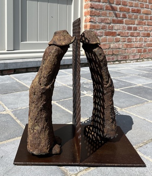 Linda Welvaert: 'The whisperers', clay sculpture mounted on iron